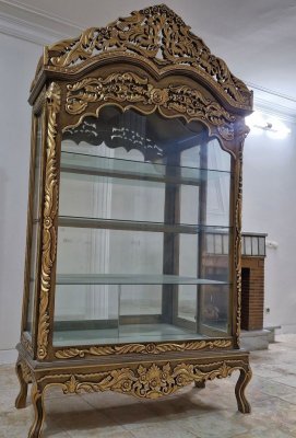 ویترین بلند جادار وتمیز